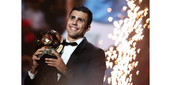 Rodri Hernández tornou-se um jogador que perdeu a forma após vencer a Bola de Ouro Rodri Hernández tornou-se um jogador que perdeu a forma após vencer a Bola de Ouro